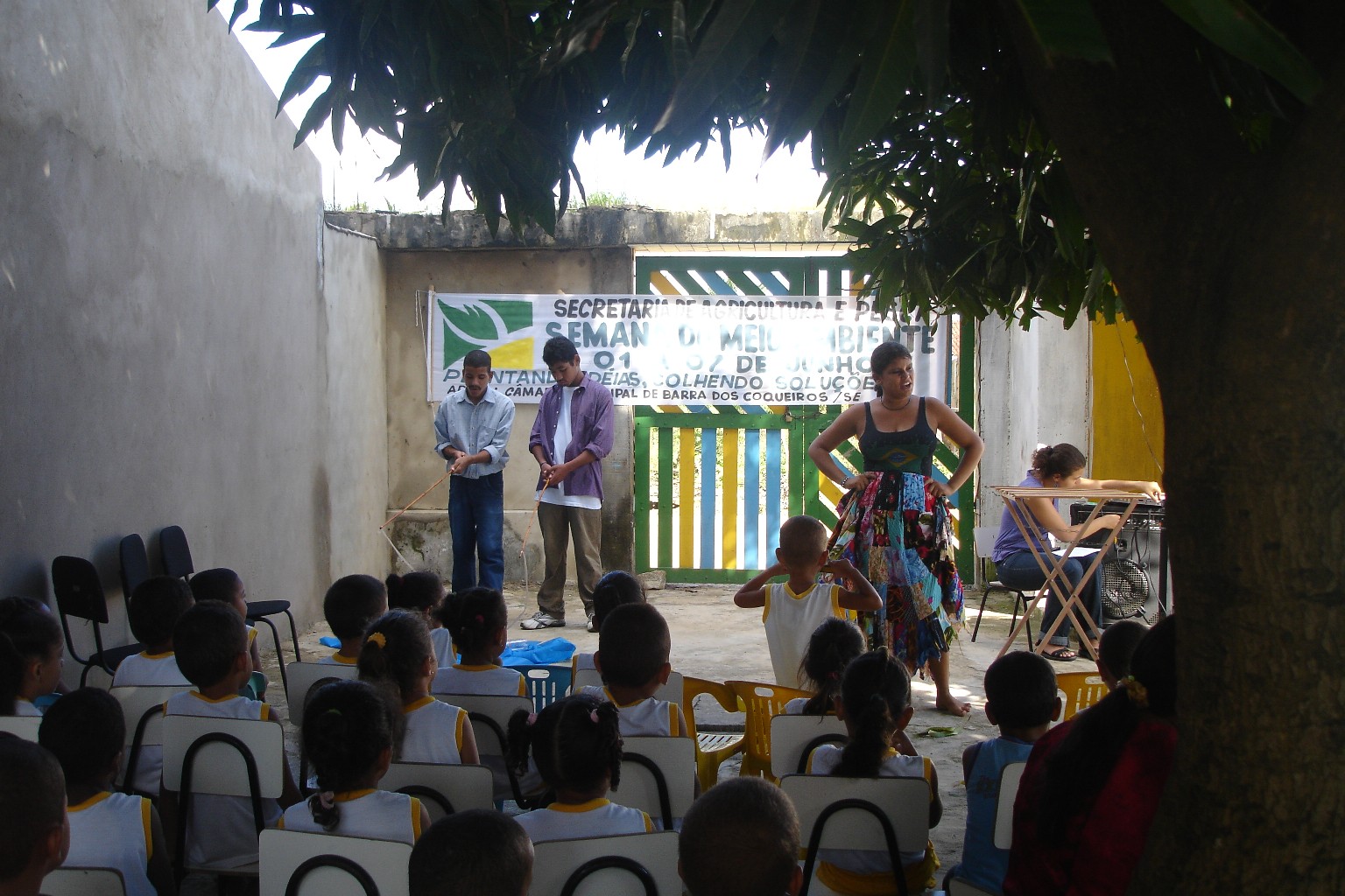 Apresentação do CiênciArte em escola de Barra dos Coqueiros (2009)